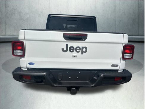 Used 2023 Jeep Gladiator Overland AWD/4WD image 5
