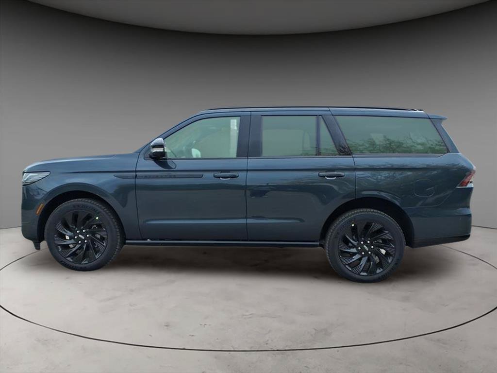 New 2025 Lincoln Navigator Reserve w/ Jet Appearance Package AWD/4WD image 2