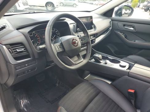 Used 2025 Nissan Rogue SV AWD/4WD image 15