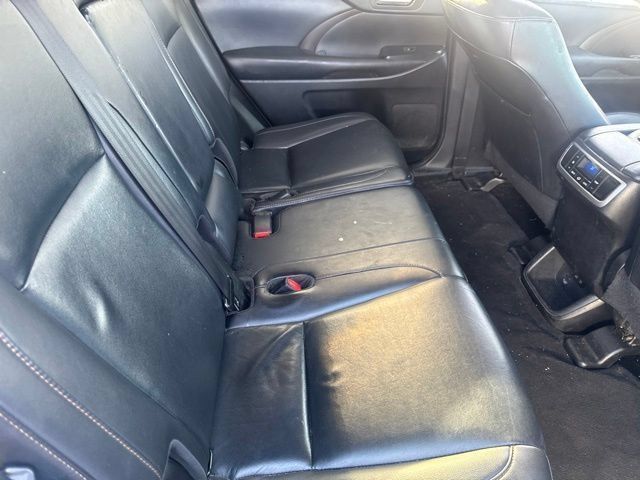 Used 2019 Toyota Highlander XLE w/ Carpet Mat Package (TMS) FWD image 4
