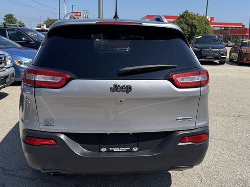 Used 2017 Jeep Cherokee Latitude w/ Comfort/Convenience Group FWD image 7