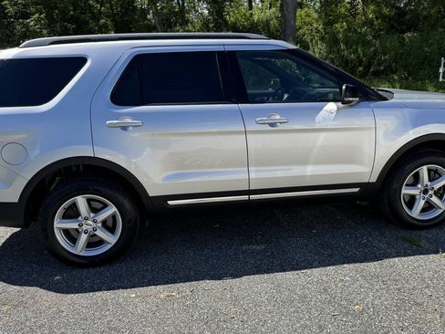 Used 2017 Ford Explorer XLT w/ Equipment Group 201A AWD/4WD image 6