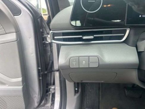 Used 2025 Hyundai Elantra SEL FWD image 15