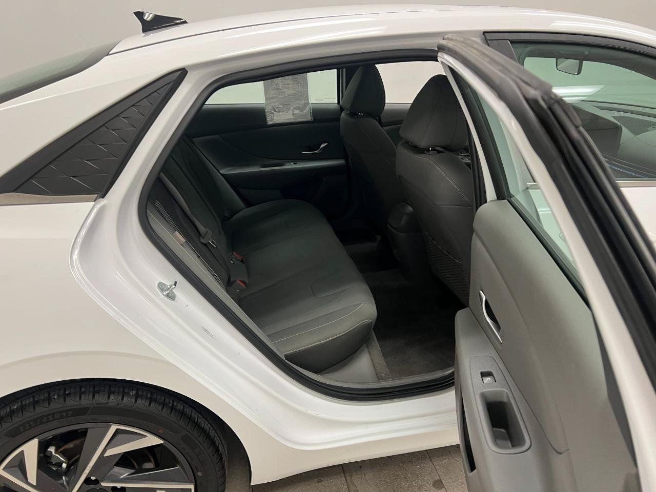 Used 2025 Hyundai Elantra SEL FWD image 58