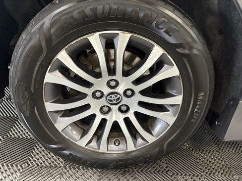 Used 2019 Toyota Sienna XLE w/ XLE Navigation Package FWD image 47