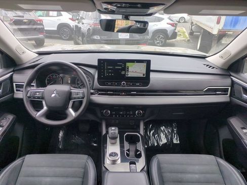Used 2025 Mitsubishi Outlander SE AWD/4WD image 23
