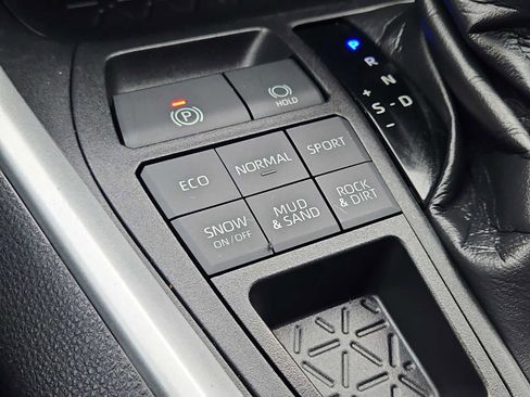 Used 2021 Toyota RAV4 LE image 16