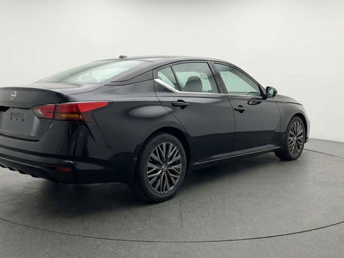 Used 2025 Nissan Altima 2.5 SV FWD image 9