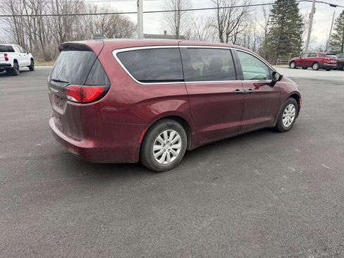 Used 2021 Chrysler Voyager L FWD image 5