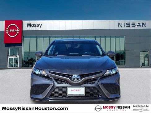 Used 2021 Toyota Camry SE image 2