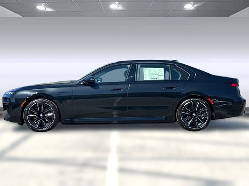 New 2026 BMW 750e xDrive image 2