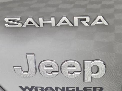 Used 2020 Jeep Wrangler Unlimited Sahara AWD/4WD image 8