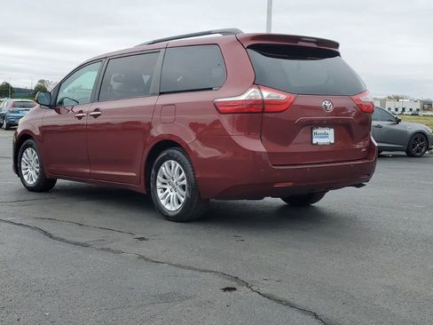 Used 2017 Toyota Sienna XLE Premium image 5