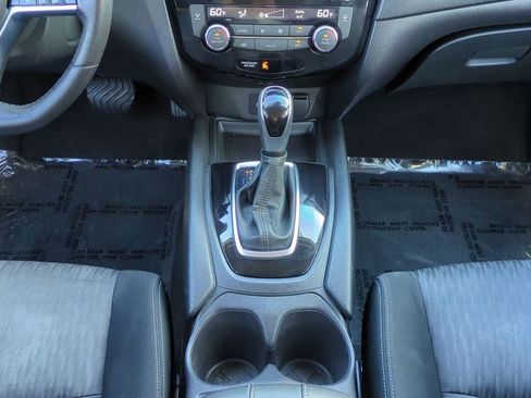 Used 2020 Nissan Rogue SV image 19