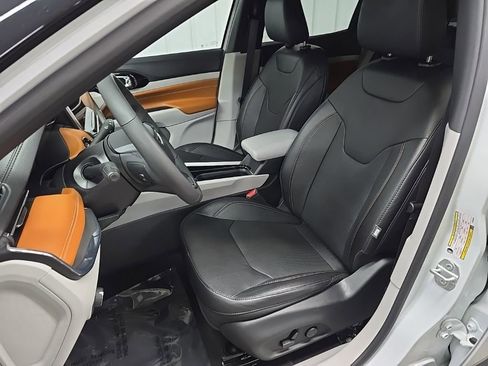 Used 2023 Jeep Compass Limited image 29