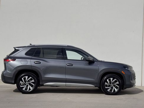 Used 2025 Volkswagen Tiguan S image 3