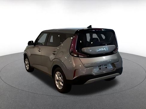 Used 2025 Kia Soul LX w/ LX Technology Package FWD image 9