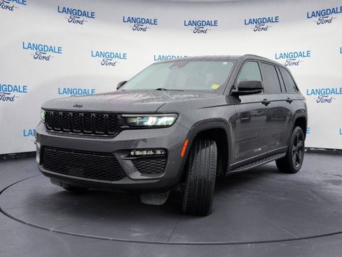 Used 2023 Jeep Grand Cherokee Limited w/ Black Appearance Package image 10