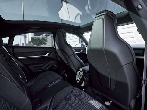 Used 2025 Porsche Taycan 4S w/ Premium Package image 37