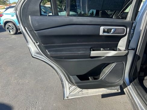 Used 2022 Ford Explorer XLT image 13