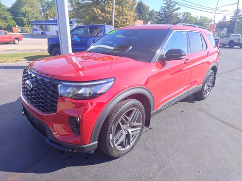 Used 2025 Ford Explorer ST-Line w/ Premium Package image 2