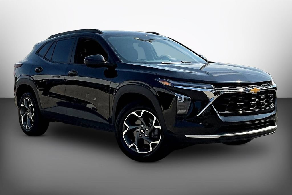 Used 2025 Chevrolet Trax LT FWD image 3