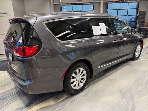 Used 2018 Chrysler Pacifica Touring-L Plus FWD image 29