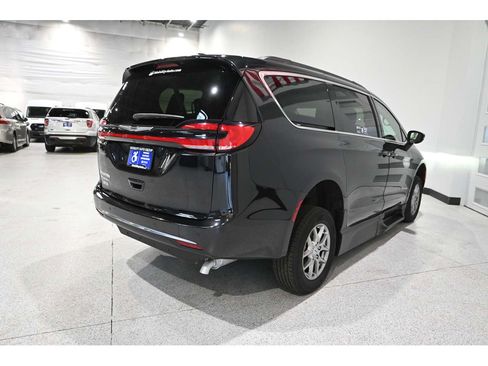Used 2021 Chrysler Pacifica Touring w/ Cold Weather Group FWD image 6