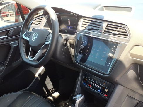 Certified 2023 Volkswagen Tiguan SE w/ Panoramic Sunroof Package FWD image 13