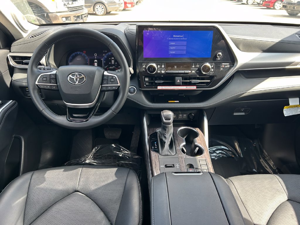 Used 2024 Toyota Highlander Platinum FWD image 19