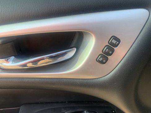Used 2017 Nissan Pathfinder Platinum FWD image 14