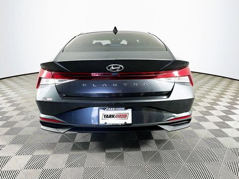 Used 2022 Hyundai Elantra SE FWD image 9