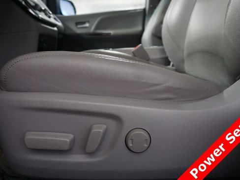 Used 2017 Toyota Sienna XLE image 6