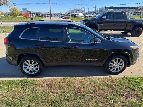 Used 2017 Jeep Cherokee Limited AWD/4WD image 6