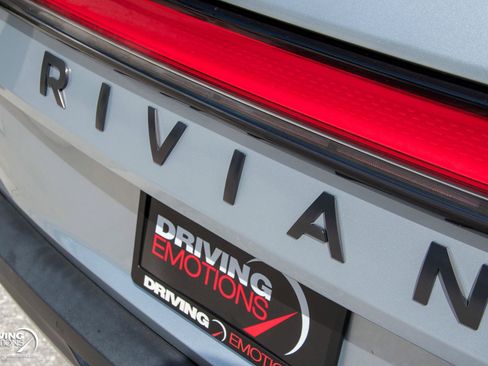 Used 2025 Rivian R1S Premium AWD/4WD image 19