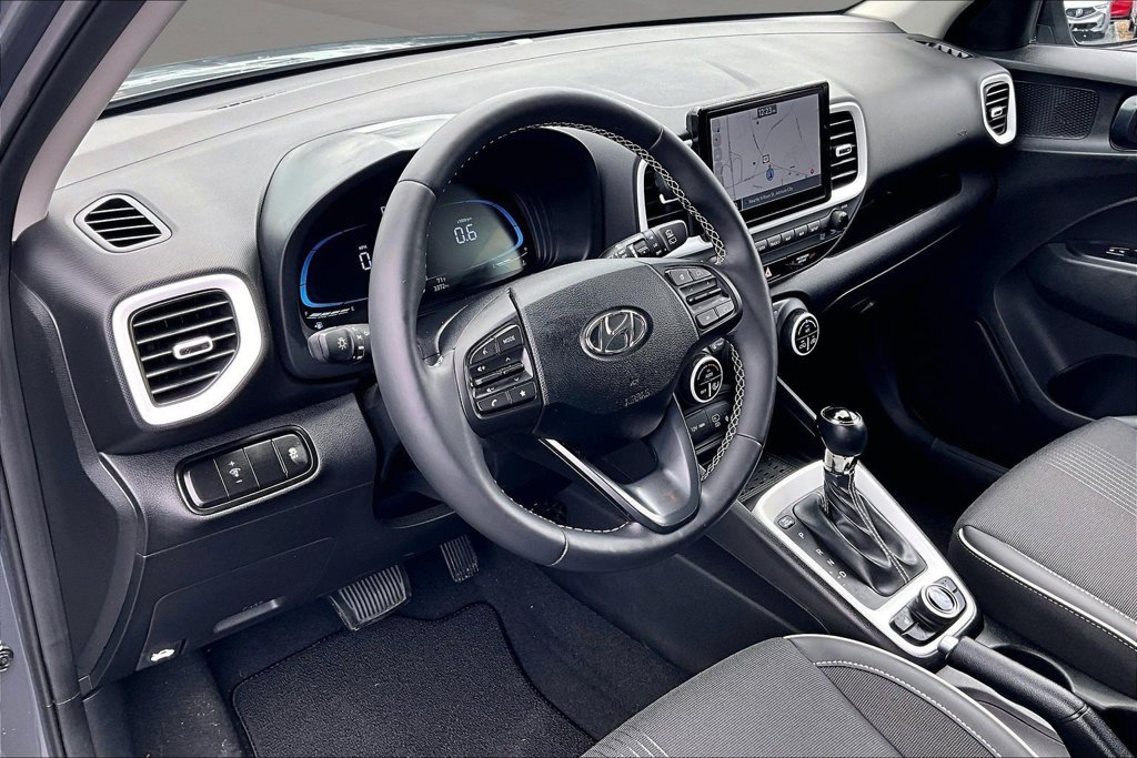 Used 2025 Hyundai Venue Limited FWD image 14