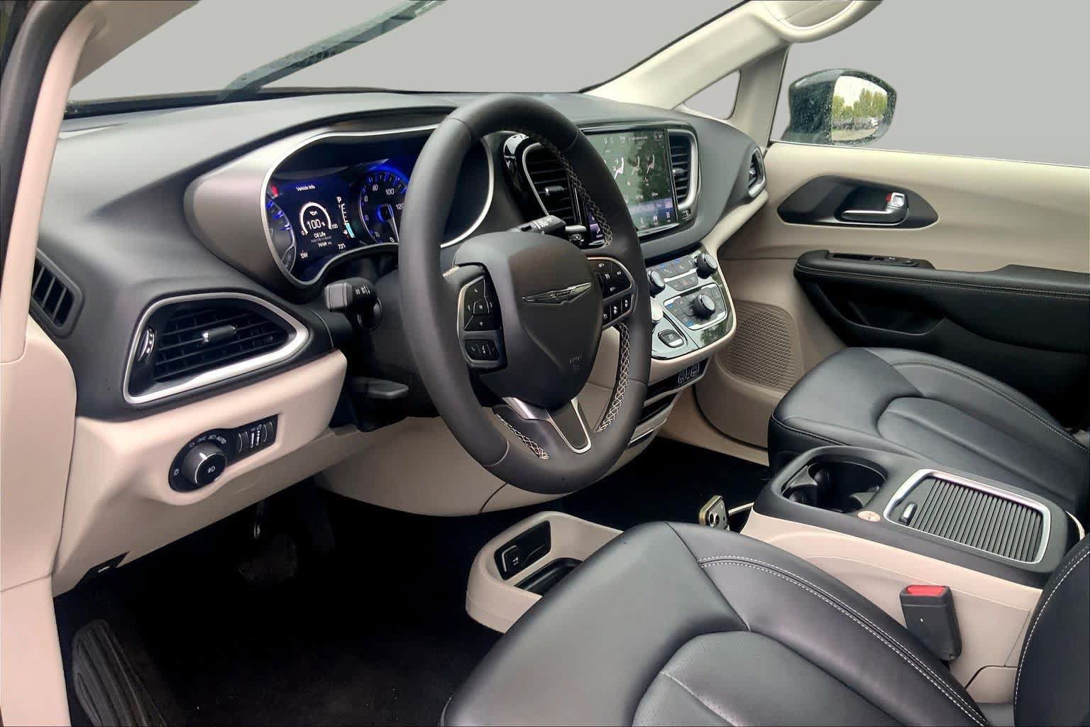 Used 2024 Chrysler Pacifica Touring-L FWD image 16