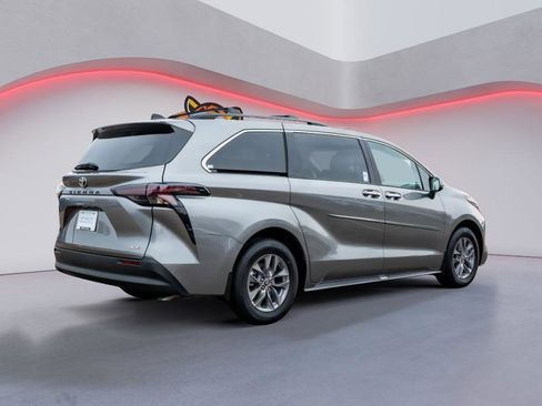New 2026 Toyota Sienna XLE image 5