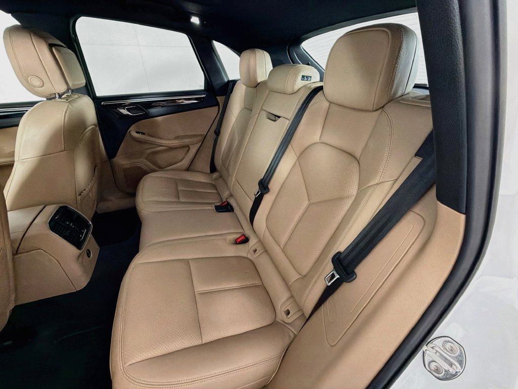 Certified 2023 Porsche Macan AWD/4WD image 24