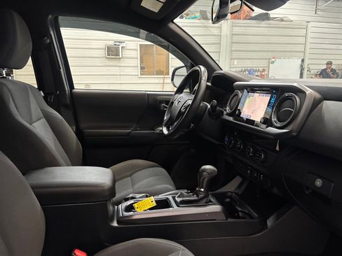 Used 2018 Toyota Tacoma TRD Sport image 25