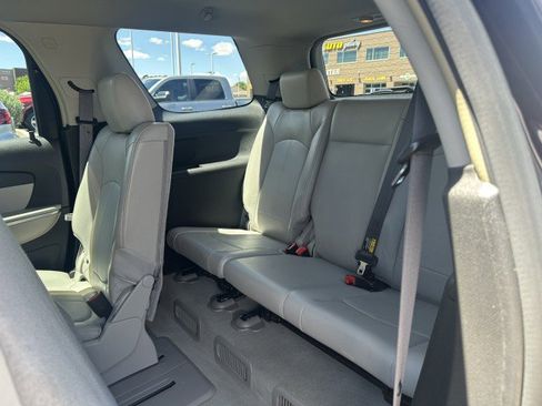 Used 2008 GMC Acadia SLT w/ Cargo Convenience Package AWD/4WD image 15