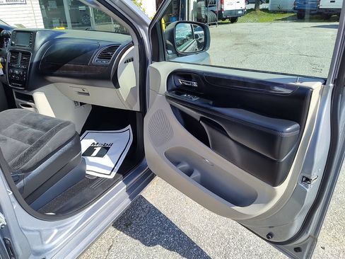 Used 2019 Dodge Grand Caravan SE FWD image 18