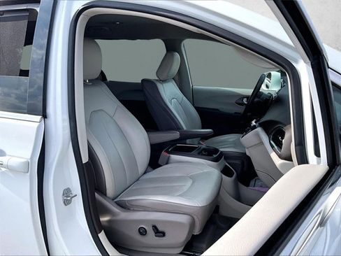 Used 2018 Chrysler Pacifica Touring-L Plus image 9