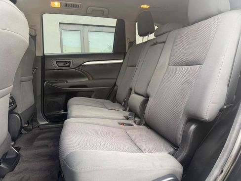 Used 2018 Toyota Highlander LE FWD image 17