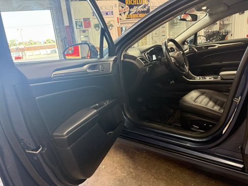 Used 2018 Ford Fusion SE w/ Fusion SE Technology Package FWD image 11