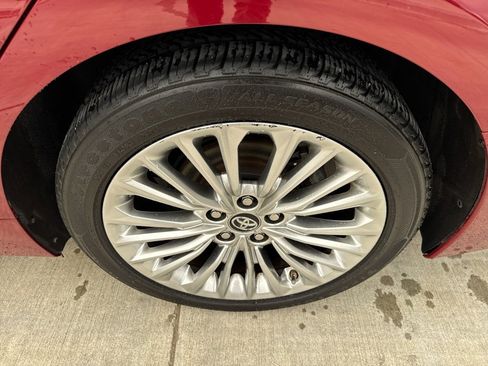 Used 2019 Toyota Avalon Limited image 20