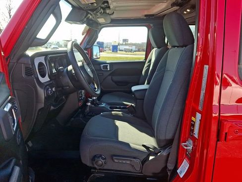 Used 2024 Jeep Gladiator Overland AWD/4WD image 13