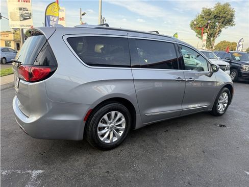 Used 2019 Chrysler Pacifica Touring-L image 57