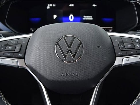 Used 2023 Volkswagen Taos SE w/ Panoramic Sunroof Package image 18