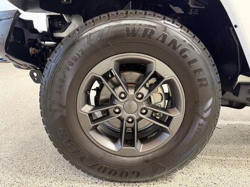Used 2018 Jeep Wrangler Sport AWD/4WD image 9
